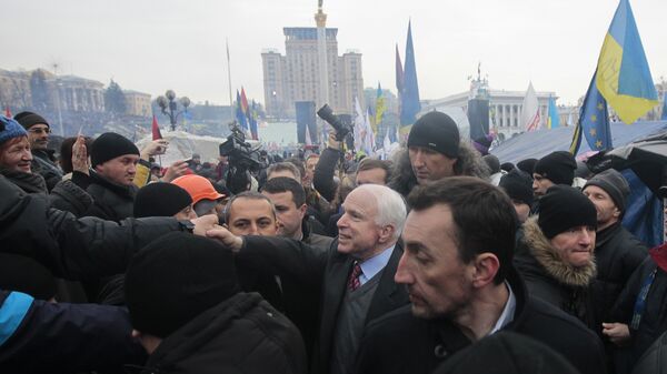 Американский сенатор Джон Маккейн на площади Независимости в Киеве, Украина. 15 декабря 2013