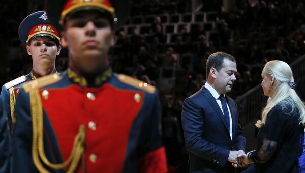 Председатель правительства России Дмитрий Медведев и вдова И. Кобзона Нинель Кобзон на церемонии прощания с Иосифом Кобзоном