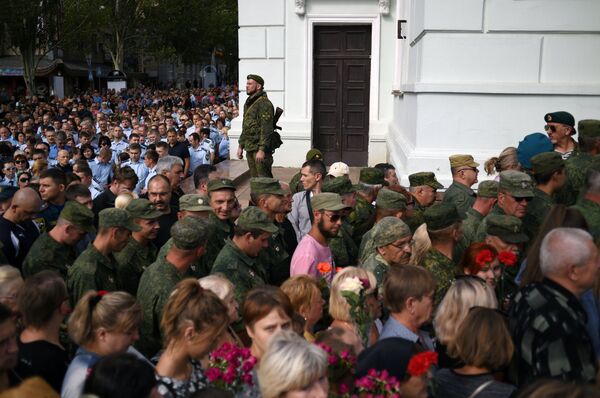 Местные жители и военнослужащие на церемонии прощания с главой ДНР Александром Захарченко Местные жители и военнослужащие на церемонии прощания с главой ДНР Александром Захарченко