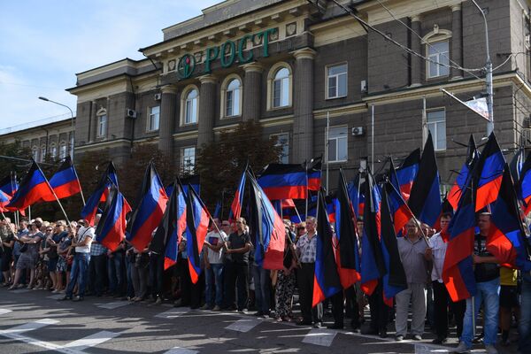 Местные жители на церемонии прощания с главой ДНР Александром Захарченко Местные жители на церемонии прощания с главой ДНР Александром Захарченко