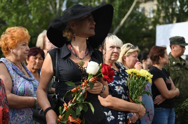 Местные жители на церемонии прощания с главой ДНР Александром Захарченко Местные жители на церемонии прощания с главой ДНР Александром Захарченко