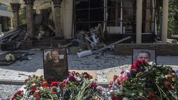 Портреты и цветы у здания кафе Сепар в Донецке, где произошел взрыв в результате которого погиб глава ДНР Александр Захарченко