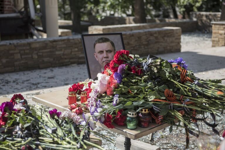 Портрет Александра Захарченко и цветы у здания кафе Сепар в Донецке, где произошел взрыв в результате которого погиб глава ДНР Александр Захарченко Портрет Александра Захарченко и цветы у здания кафе Сепар в Донецке, где произошел взрыв в результате которого погиб глава ДНР Александр Захарченко