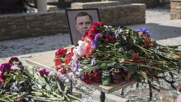 Портрет Александра Захарченко и цветы у здания кафе Сепар в Донецке, где произошел взрыв в результате которого погиб глава ДНР Александр Захарченко