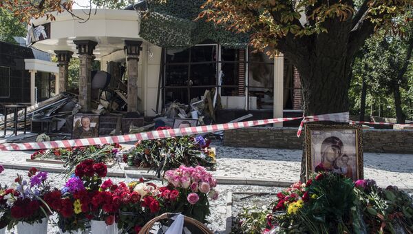 Цветы у здания кафе Сепар в Донецке, где произошел взрыв в результате которого погиб глава ДНР Александр Захарченко