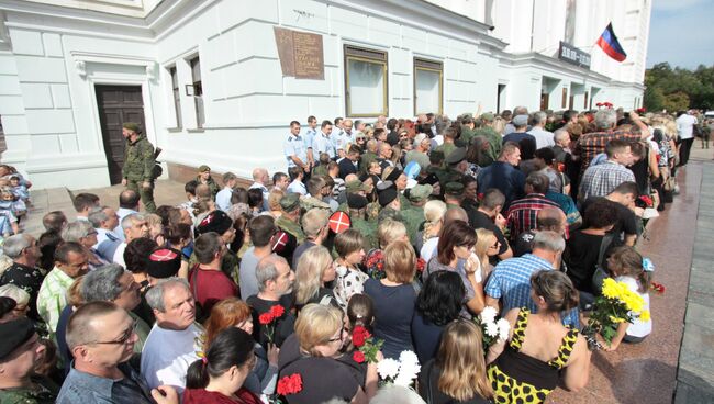 Местные жители на церемонии прощания с главой ДНР Александром Захарченко