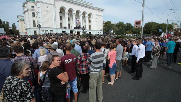 Местные жители на церемонии прощания с главой ДНР Александром Захарченко. Архивное фото