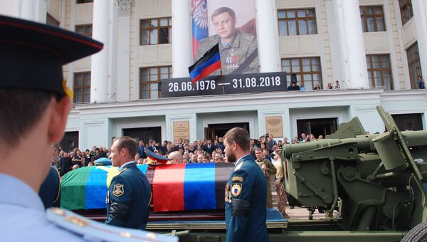 Вынос гроба с телом главы ДНР Александра Захарченко после церемонии прощания
