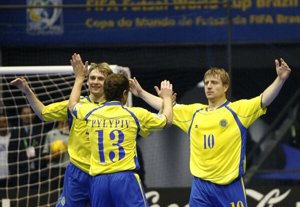 Игроки сборной Украины по мини-футболу радуются голу в ворота Египта на ЧМ в Бразилии