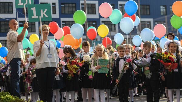 Первоклассники московской средней школы № 2048 на торжественной линейке