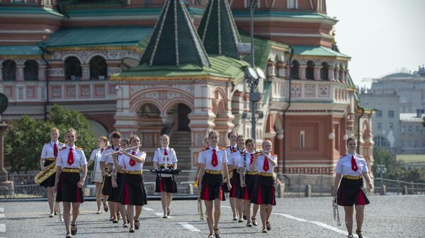 Старший оркестр девочек Московского кадетского музыкального корпуса на военно-музыкальном фестивале Спасская башня