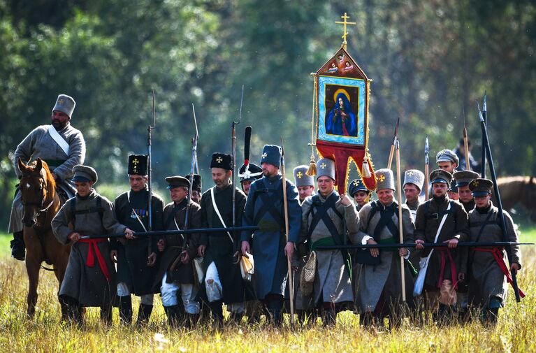 Участники военно-исторической реконструкции Бородинского сражения на международном военно-историческом фестивале День Бородина – 2018