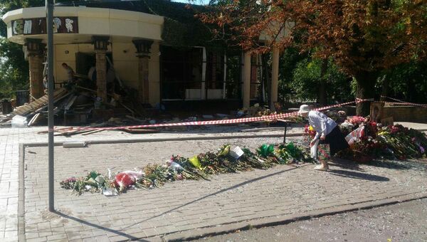 Цветы возле здания кафе Сепар в Донецке, где произошел взрыв, в результате которого погиб глава ДНР Александр Захарченко. Архивное фото