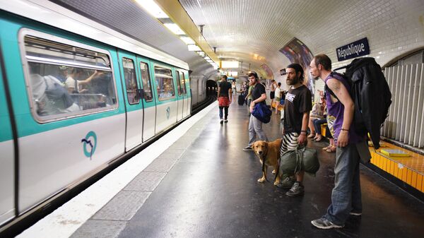 Пассажиры на станции Republique парижского метрополитена