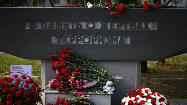 Цветы у памятника жертвам терроризма на площади у Театрального центра на Дубровке в Москве