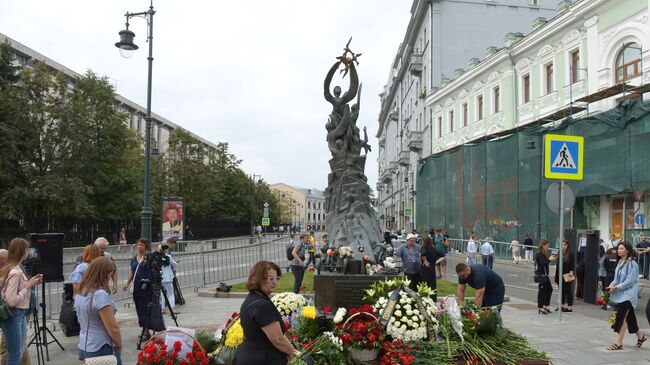 Люди возлагают цветы к монументу В память о жертвах трагедии в Беслане в Москве в День солидарности в борьбе с терроризмом