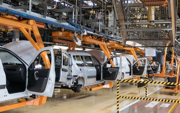 Сборка новых автомобилей на заводе АвтоВАЗ в Тольятти Сборка новых автомобилей на заводе АвтоВАЗ в Тольятти