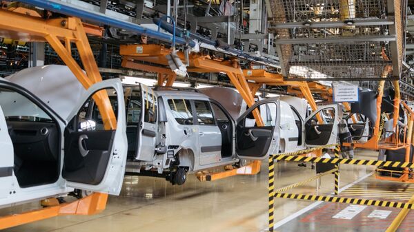 Сборка новых автомобилей на заводе АвтоВАЗ в Тольятти
