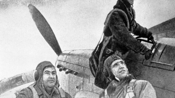 Летчики готовятся к боевому вылету. Крайний слева - Герой Советского Союза летчик Алексей Маресьев