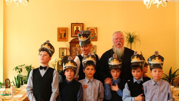 воспитанники детского дома с протоиереем Дмитрием Смирновым