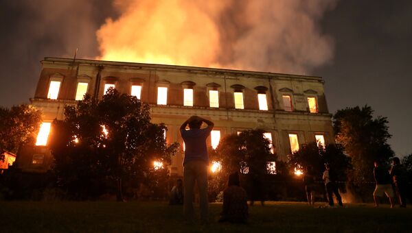 Пожар в Национальном музее Бразилии в Рио-де-Жанейро