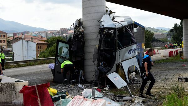 Сотрудники полиции на месте ДТП с автобусом в городе Авилес на севере Испании. 3 сентября 2018