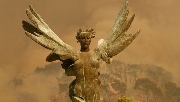 Крылатая статуя победы неподалеку от Олимпии, Греция