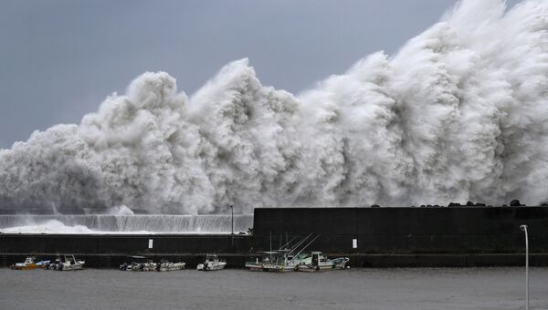 Волны, вызванные тайфуном Джеби в Японии. 4 сентября 2018 года