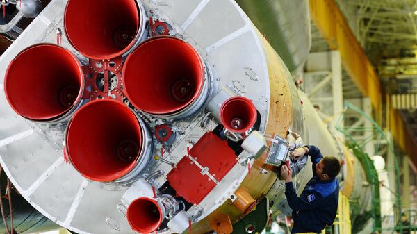 Подготовка к вывозу на старт ракеты Союз-ФГ с космическим кораблем Союз-ТМА 19М. Архивное фото