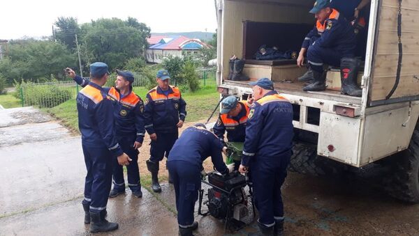 Сотрудники МЧС во время проведения аварийно-восстановительных работ в Приморье. 4 сентября 2018