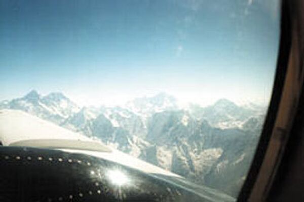 Вид на Эверест из окна самолета