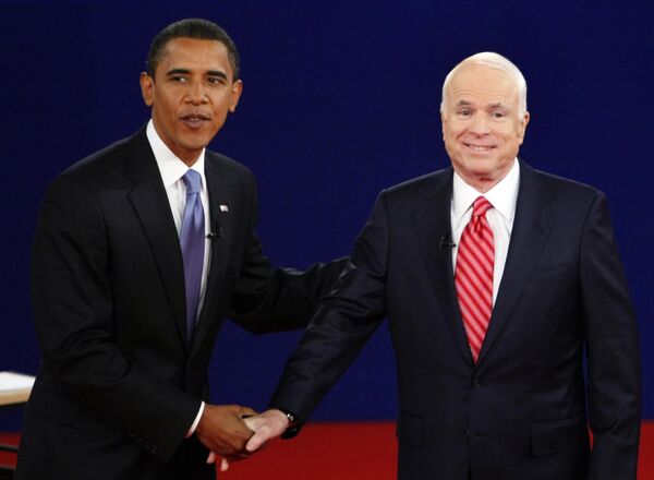 Кандидаты в президенты США Барак Обама и Джон Маккейн во время предвыборных теледебатов
