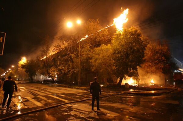 Пожар в Новосибирске в жилом доме с магазинами по улице Советская