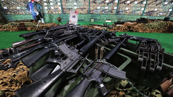 Стрелковое оружие, представленное на выставке оружия, захваченного у боевиков в Сирии