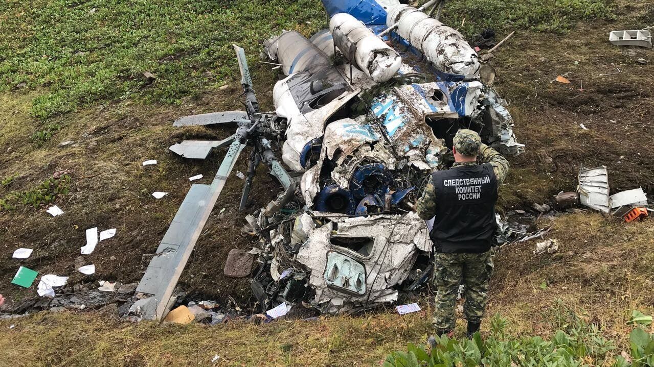 Сотрудник СК РФ осматривает обломки вертолета Ми-8 авиакомпании Ангара, потерпевшего крушение в Казачинско-Ленском районе Иркутской области - РИА Новости, 1920, 03.09.2025