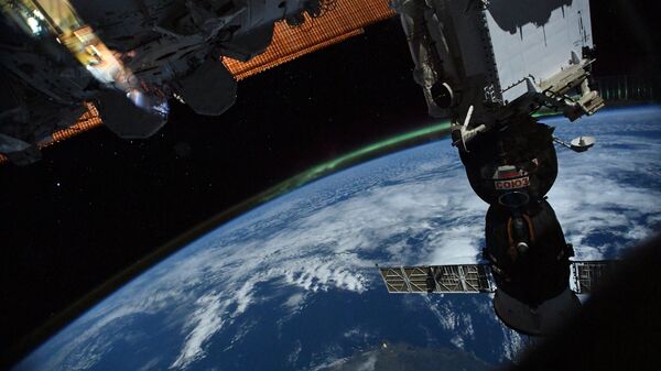 Российский космический корабль Союз на фоне нашей планеты. Архивное фото.