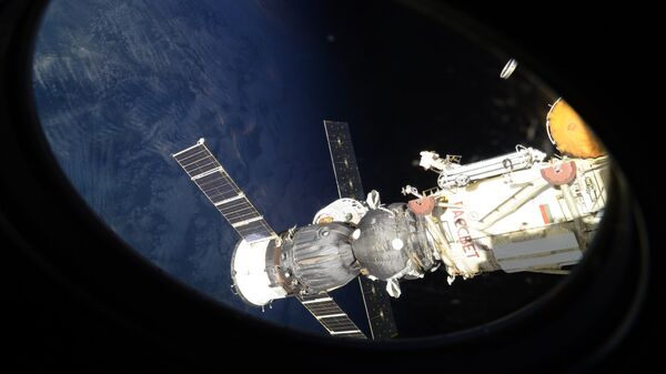 Российский космический корабль Союз на фоне Земли. Архивное фото