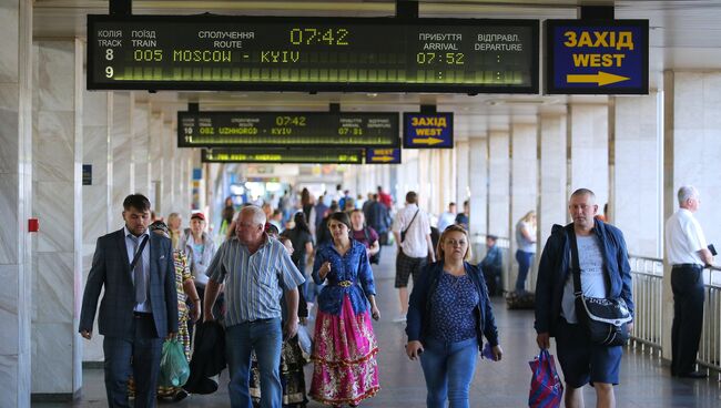 Пассажиры на Центральном железнодорожном вокзале в Киеве