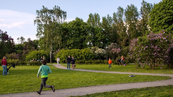 Местные жители гуляют в Сиреневом саду в Москве. Архивное фото