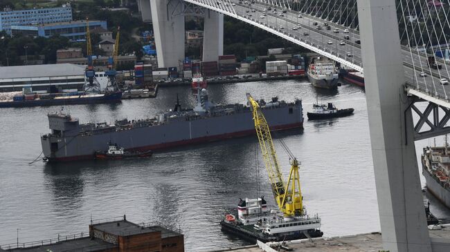 Буксировка плавучего дока Зея с находящимся в нем корветом Громкий в бухте Золотой Рог во Владивостоке