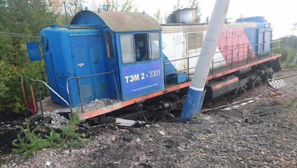 Последствия наезда локомотива без машиниста на Mitsubishi Outlander в Иркутской области. 5 сентября 2018