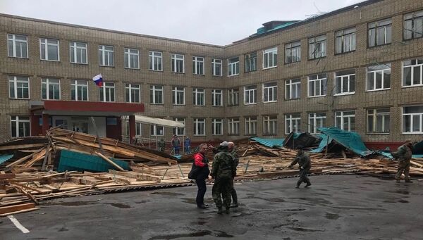 Сорванная тайфуном школьная кровля в городе Советская Гавань, Хабаровский край