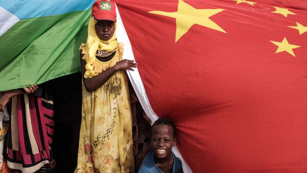 Жители Джибути с национальными флагами Китая и Республики Джибути. Архивное фото