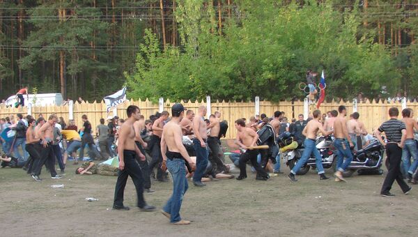 Участники драки на рок-фестивале Торнадо - 2010 около города Миасс Челябинской области. Архивное фото