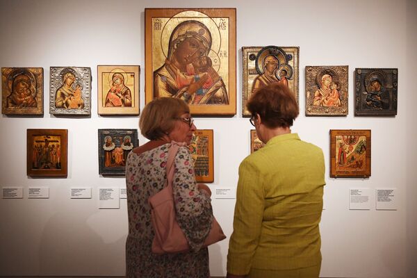 Посетители на выставке «Предивное художество: иконы из собрания Григория Лепса»