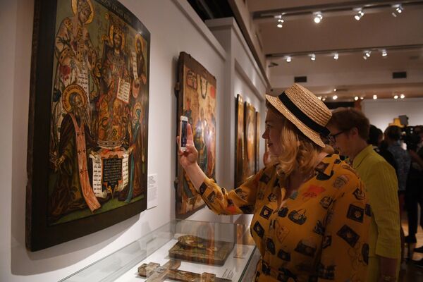 Посетители на выставке «Предивное художество: иконы из собрания Григория Лепса»