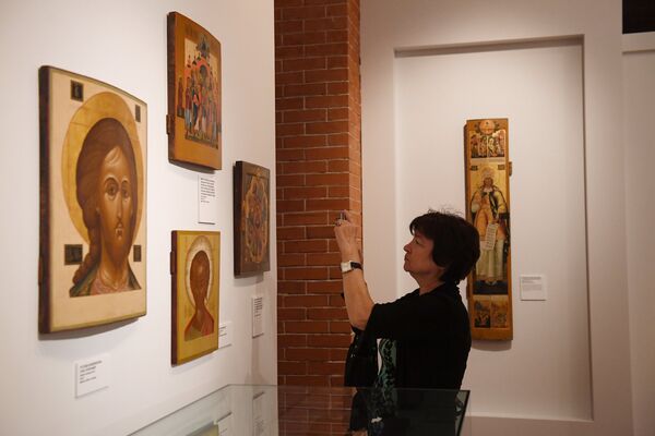 Посетительница на выставке «Предивное художество: иконы из собрания Григория Лепса»
