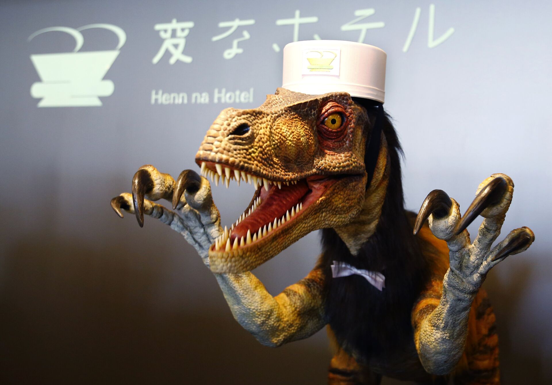 Робот-динозавр на стойке регистрации в Henn na Hotel в Японии - РИА Новости, 1920, 09.06.2022