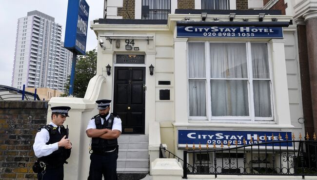 Сотрудники полиции около отеля City Stay в Лондоне. Архивное фото
