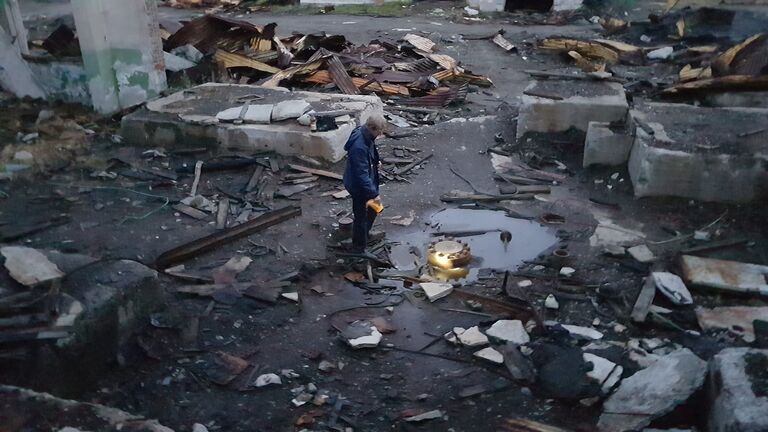 Во дворе руин Кольской станции сверхглубокого бурения Во дворе руин Кольской станции сверхглубокого бурения